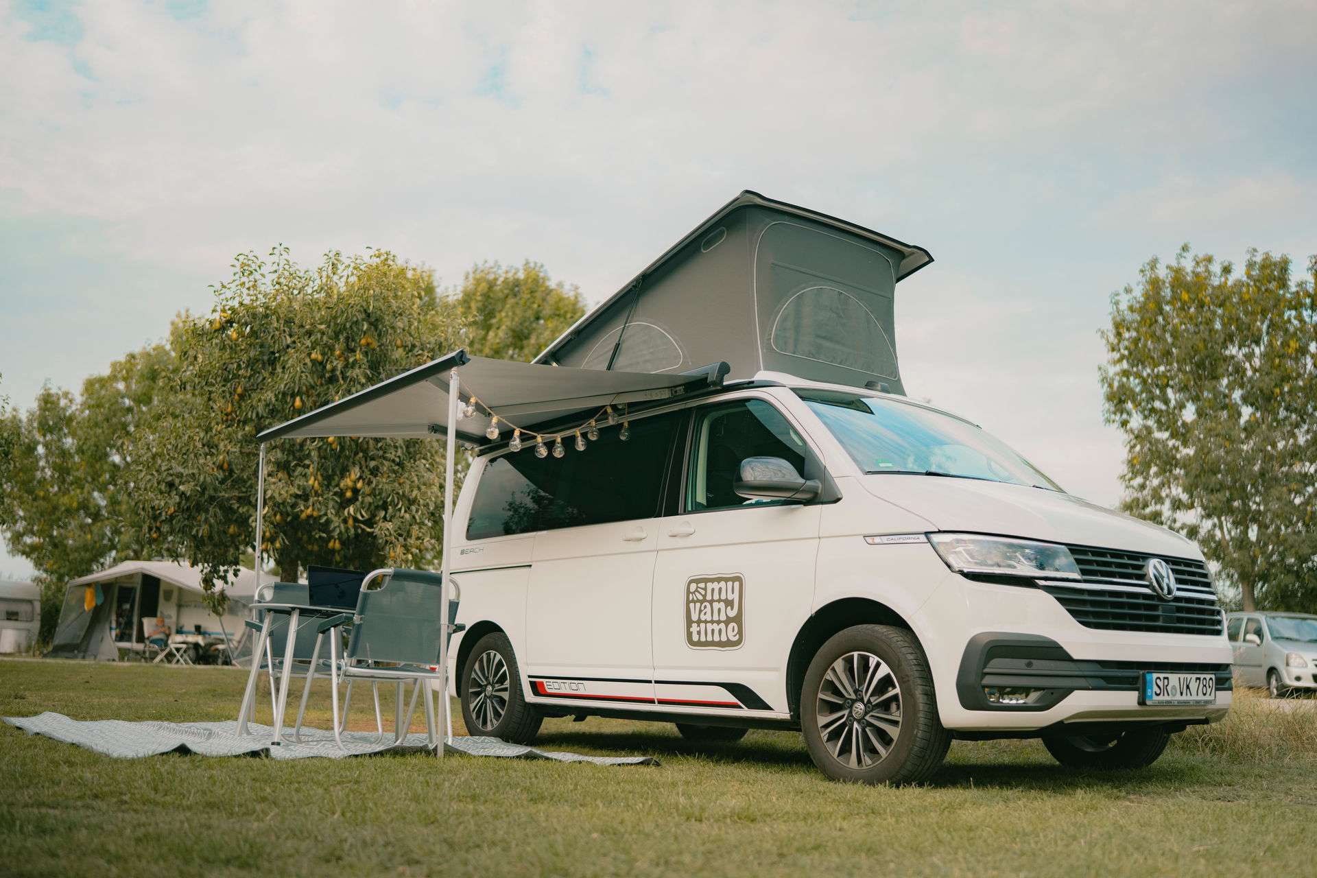 VW T6.1 California Beach mit aufgestelltem Dach und Markise, gemietet bei My Vantime