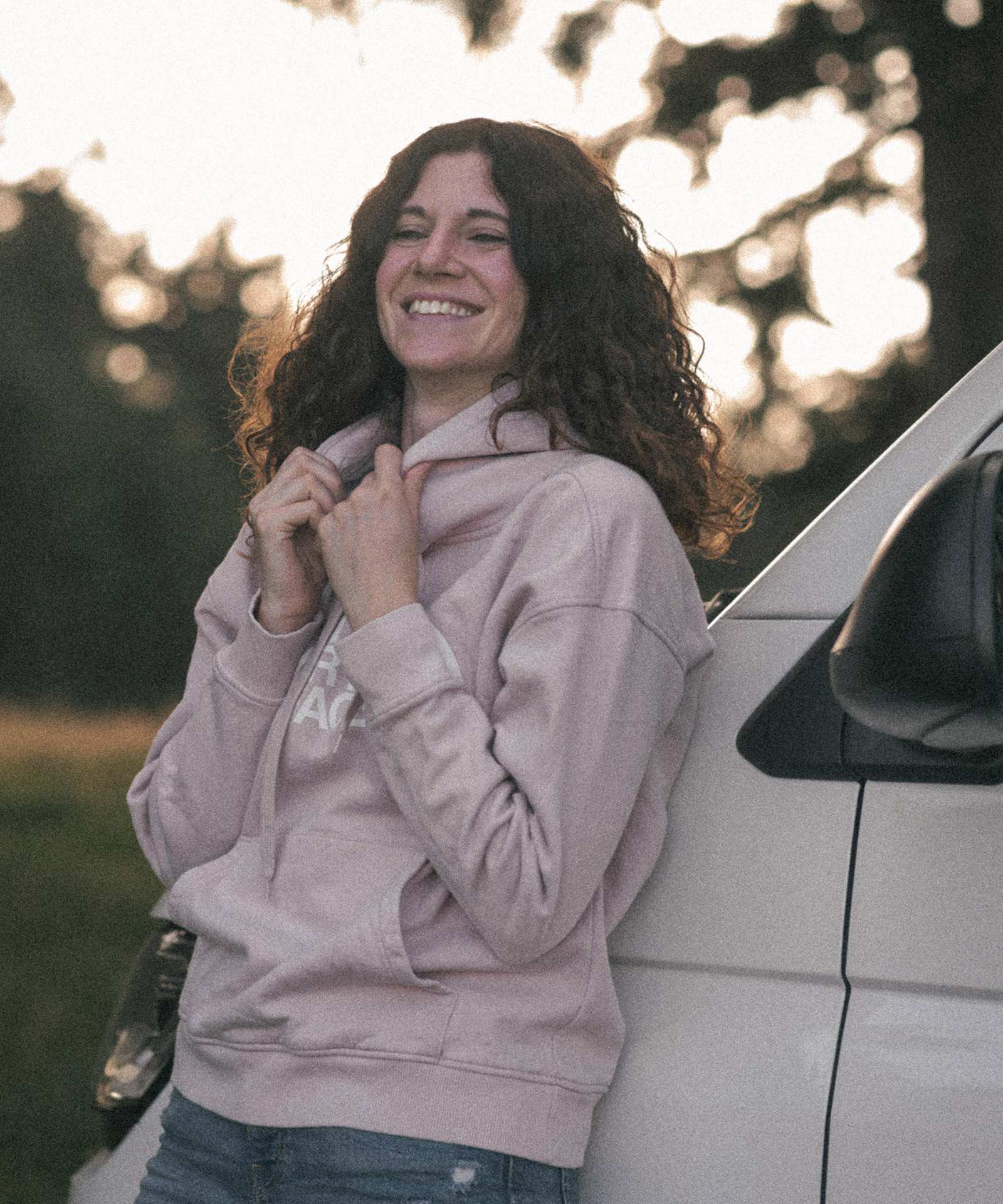 Verena Korn-Dünstl, Inhaberin von My Vantime, an ihrem VW Bus in Aiterhofen bei Straubing